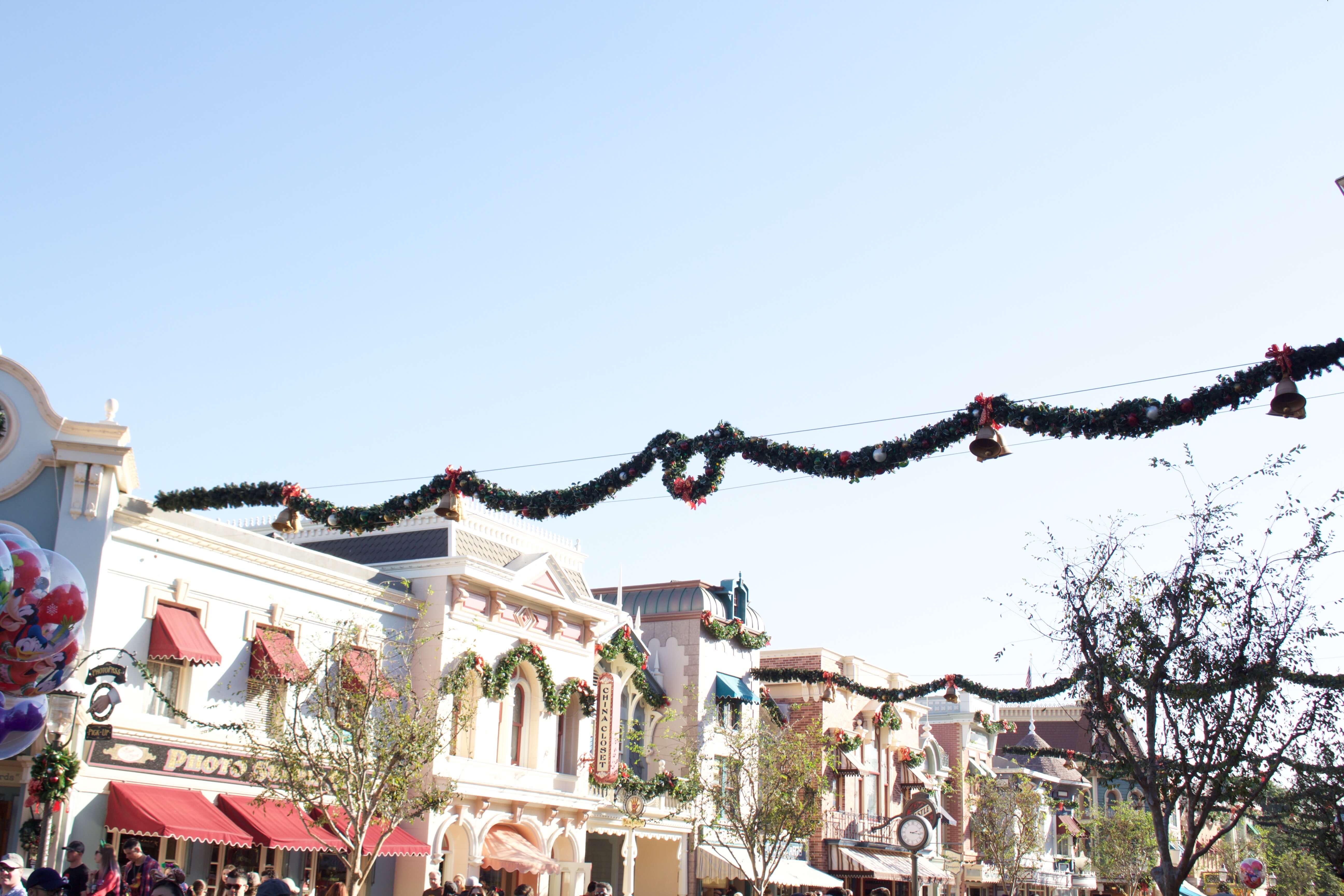 disneyland christmas 2018 end date